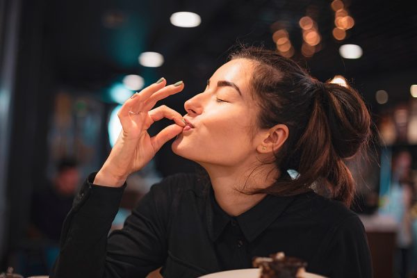 kobieta siedząca w restauracji