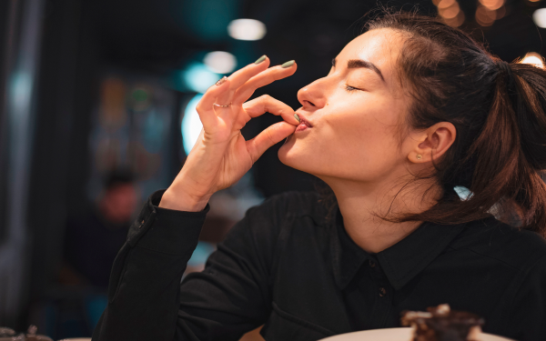 kobieta degustująca smakołyki bazar pyszności m1 Częstochowa