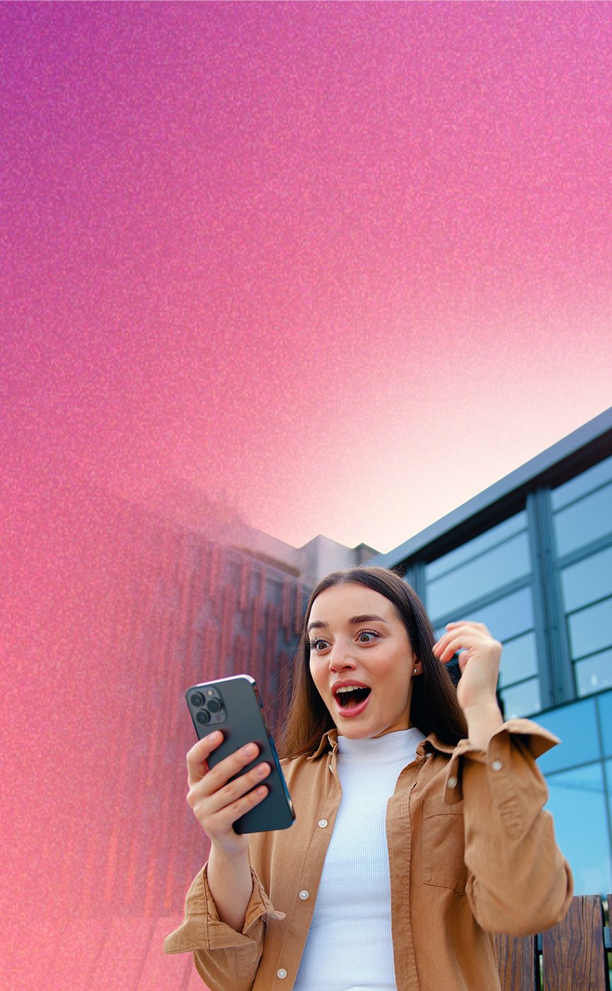 Loteria wiosenna w M1 Częstochowa. Kobieta pozytywnie zaskoczona wygraną w loterii.