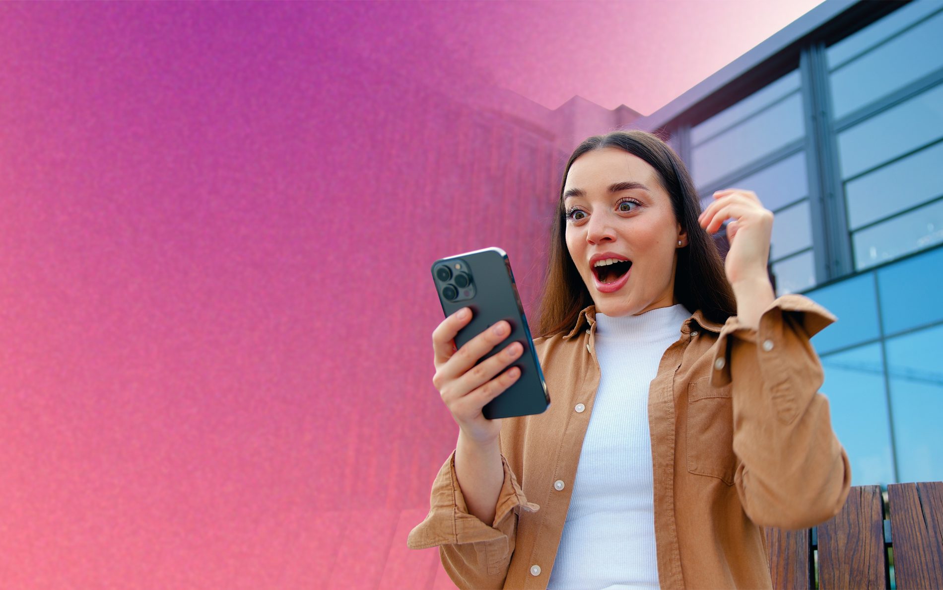 Loteria wiosenna w M1 Częstochowa. Kobieta pozytywnie zaskoczona wygraną w loterii.