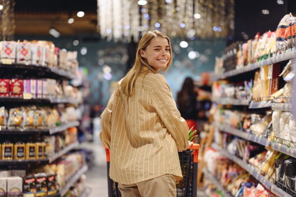 Klientka robiąca zakupy spożywcze w M1 Częstochowa. Zdjęcie ilustruje ofertę niedzieli handlowej.