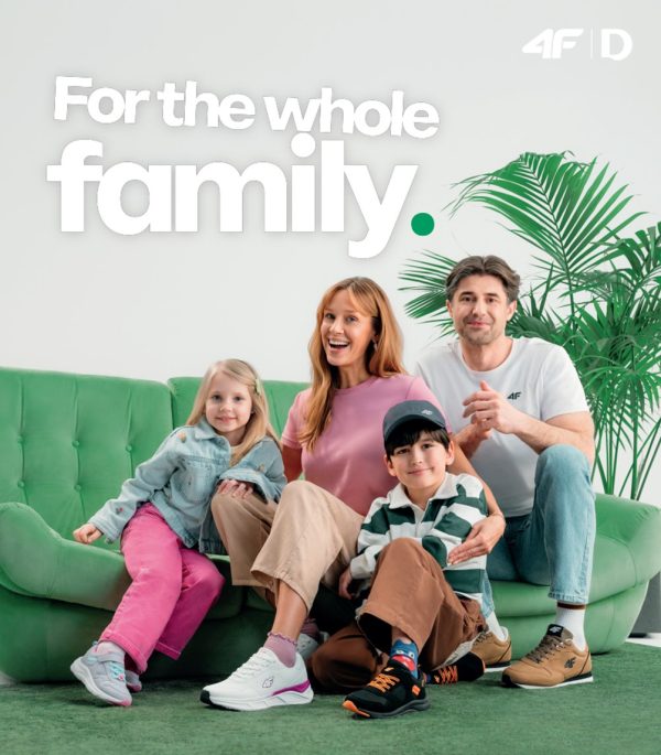 Uśmiechnięta rodzina na zielonej kanapie prezentująca sportowe buty z kolekcji 4F i Deichmann w M1 Częstochowa.