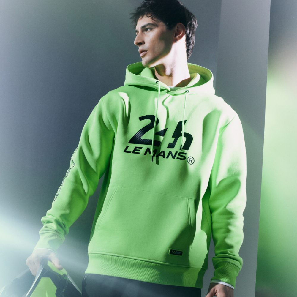 Grafika prezentująca limitowaną linię odzieży Diverse Extreme Team, mężczyzna z zielonej bluzie.