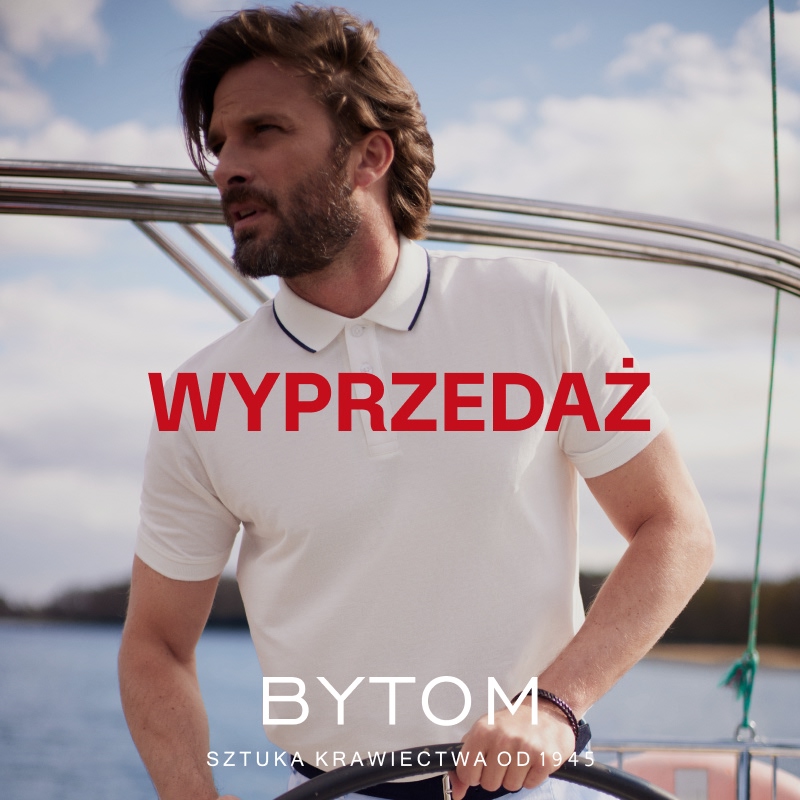 Grafika promocyjna wyprzedaży w BYTOM. Mężczyzna ubrany w polo sterujący łódką.