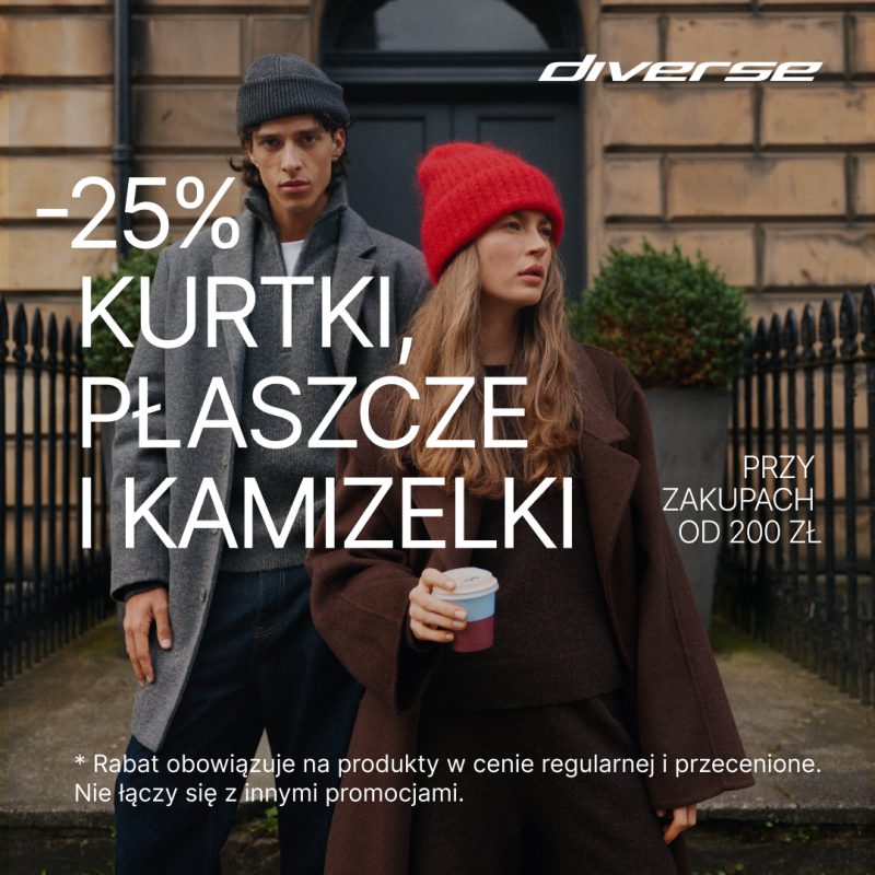grafika reklamowa marki Diverse przedstawiająca parę stojącą na zewnątrz na tle budynku. Mężczyzna w szarym płaszczu i czapce stoi obok kobiety w brązowym płaszczu i wyrazistej czerwonej czapce, trzymającej w ręku kubek na kawę. W prawym górnym rogu widnieje białe logo „diverse”. Po lewej stronie umieszczono duży napis promocyjny: „-25% KURTKI, PŁASZCZE I KAMIZELKI”. Po prawej stronie znajduje się dopisek „PRZY ZAKUPACH OD 200 ZŁ”, a na dole widoczny jest tekst drobnym drukiem informujący o warunkach promocji.