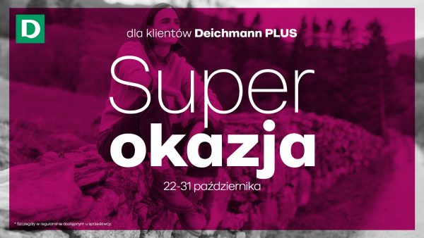 Różowo-szara grafika promocyjna skierowana do klientów Deichmann PLUS. W tle widać postać siedzącą na tle pleneru. W lewym górnym rogu znajduje się zielone kwadratowe logo z białą literą „D”. Na środku umieszczono duże, białe napisy: „dla klientów Deichmann PLUS” oraz wielkim fontem „Super okazja”, a pod nimi datę „22-31 października”. W lewym dolnym rogu widnieje dopisek drobnym drukiem: „*Szczegóły w regulaminie dostępnym u sprzedawcy.”