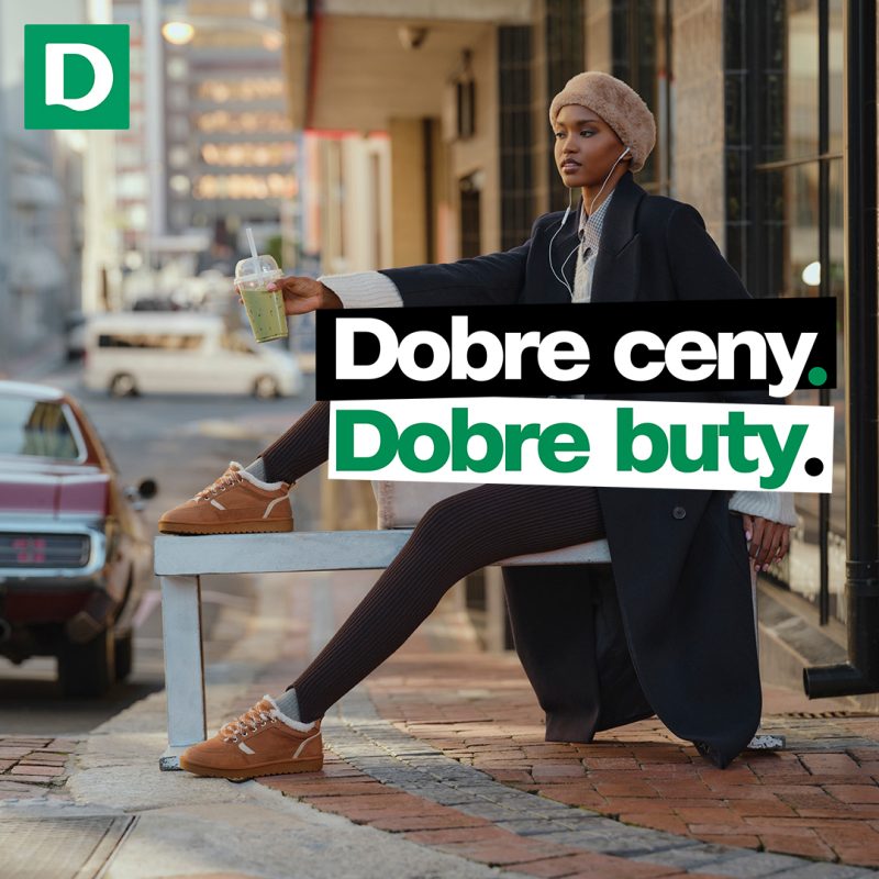 Kobieta w ciemnym płaszczu i beżowej czapce prezentuje karmelowe, sznurowane buty z jasnym wykończeniem. Na grafice logo Deichmann i hasło „Dobre ceny. Dobre buty”.