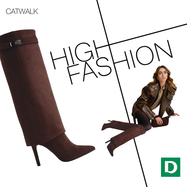 Grafika promocyjna marki DEICHMANN. Kobieta reklamująca kampanie HIGH FASHION. Wysokie kozaki damskie w kolorze brązowym.