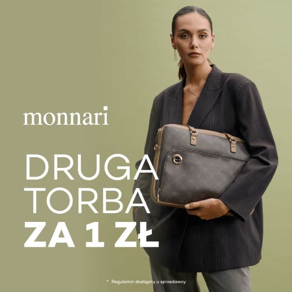 Modelka w prążkowanej marynarce trzyma brązową torbę. Grafika Monnari z ofertą „Druga torba za 1 zł”.