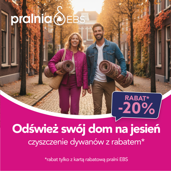 Kobieta i mężczyzna niosą zwinięte dywany jesienną ulicą. Grafika Pralni EBS informuje o 20% rabatu na czyszczenie dywanów z kartą rabatową pralni.