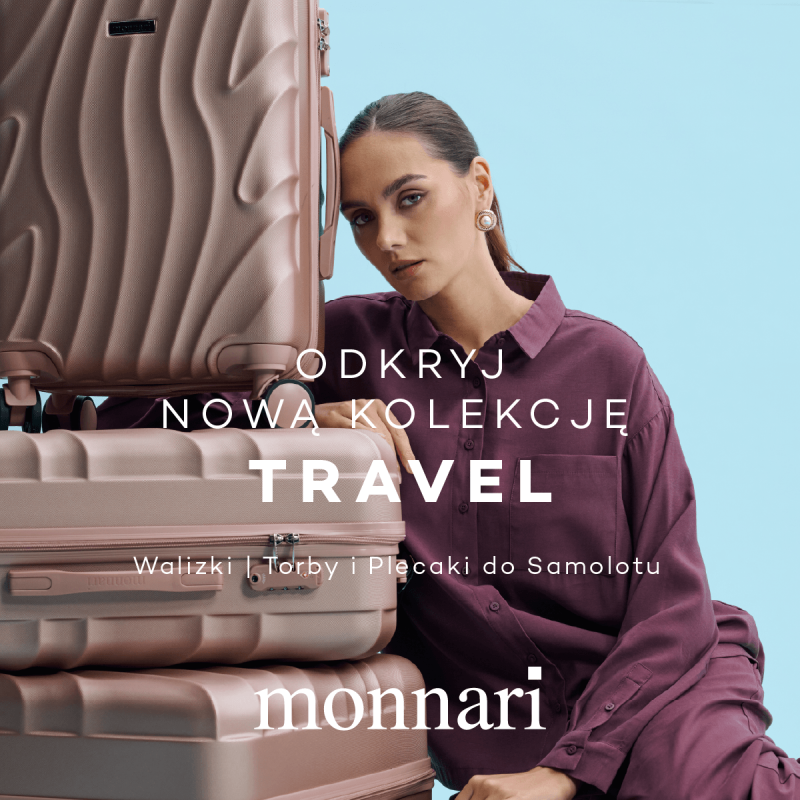 Grafika z niebieskim tłem, po lewej stronie kobieta w fioletowej koszuli opiera się o ustawione na sobie różowe walizki. Na sorku napis: "Monnari Odkryj nową kolekcję Travel - walizki, torby i plecaki do samolotu."